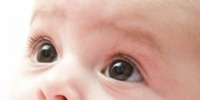 Когда новорожденный начинает видеть и слышать: особенности развития На какой день видят новорожденные
