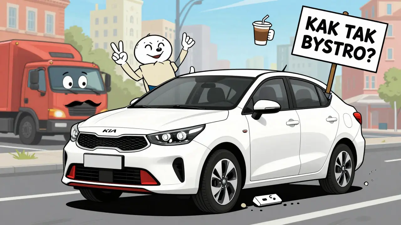 Kia Rio GT 2025 спокойно едет по городу, тормоза улыбаются, вокруг — похожие на мультяшных грузовики.